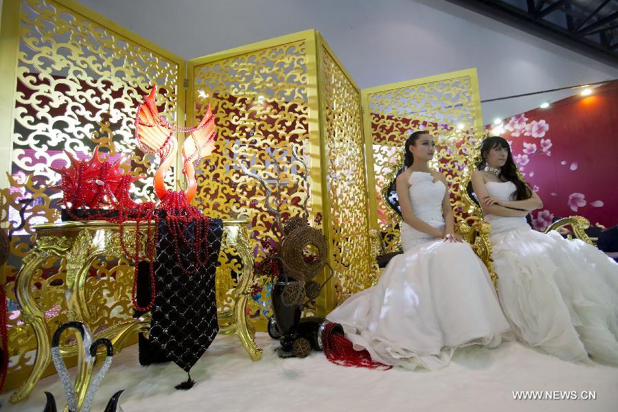 Models present wedding robes at the wedding expo in Beijing, capital of China, June 28, 2013. The three-day 2013 China (summer) wedding expo kicked off here on Friday. Some 3,000 exhibitors from over 30 countries and regions participated in the exposition. (Xinhua/Zhao Bing) 