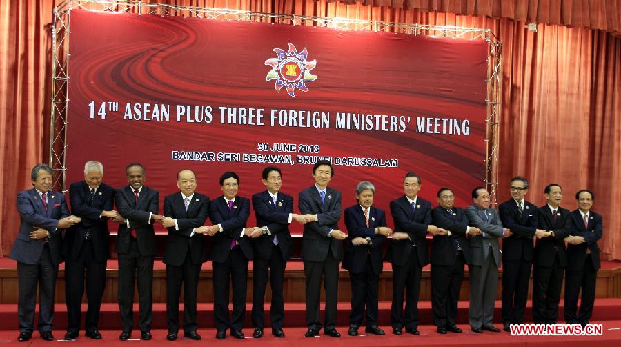 Foreign Ministers of member countries of the Association of Southeast Asian Nations (ASEAN) and China, Japan, South Korea pose for group photos with ASEAN Secretary-General Le Luong Minh (1st R) during an ASEAN+3 ministerial meeting in Bandar Seri Begawan, Brunei, on June 30, 2013. Chinese Foreign Minister Wang Yi on Sunday asked for efforts to make cooperation between the Association of Southeast Asian Nations (ASEAN) and China, Japan, South Korea the main cooperation channel in East Asia. (Xinhua/Jin Yi)