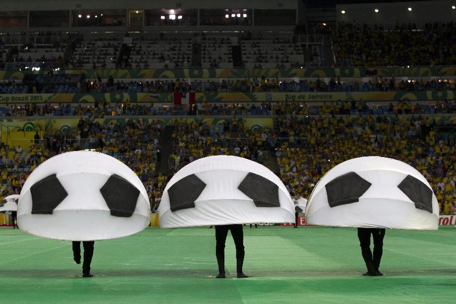 Performers participate in the closing ceremony of the FIFA's Confederations Cup Brazil 2013, held at Maracana Stadium, in Rio de Janeiro, Brazil, on June 30, 2013. (Xinhua/David de la Paz) 