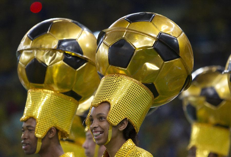 Performers participate in the closing ceremony of the FIFA's Confederations Cup Brazil 2013, held at Maracana Stadium, in Rio de Janeiro, Brazil, on June 30, 2013. (Xinhua/David de la Paz) 