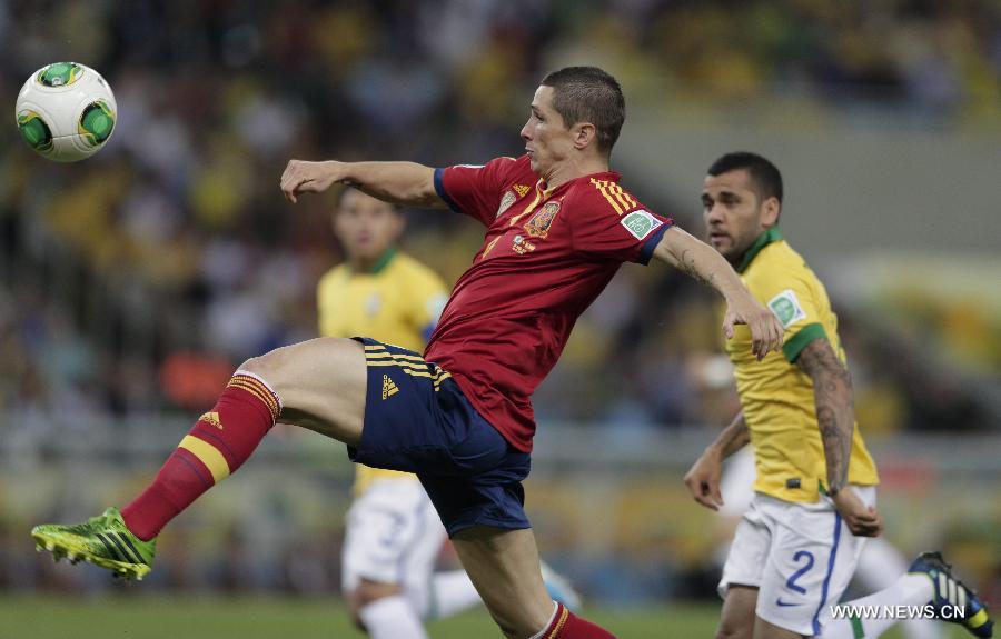 Spain's Fernando Torres (Front) controls the ball during the final of the FIFA's Confederations Cup Brazil 2013 match against Brazil, held at Maracana Stadium, in Rio de Janeiro, Brazil, on June 30, 2013. (Xinhua/Guillermo Arias)