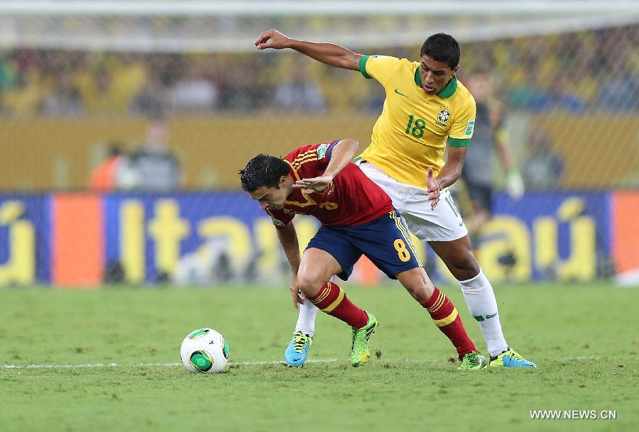 Brazil's Paulinho (R) vies for the ball with Xavi Hernandez (L) of Spain, during the final of the FIFA's Confederations Cup Brazil 2013 match, held at Maracana Stadium, in Rio de Janeiro, Brazil, on June 30, 2013. (Xinhua/Liao Yujie)