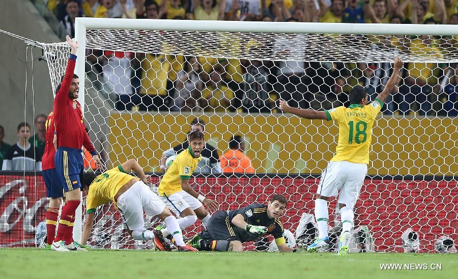 Brazil's Fred (2nd L) scores during the final of the FIFA's Confederations Cup Brazil 2013 match against Spain, held at Maracana Stadium, in Rio de Janeiro, Brazil, on June 30, 2013. (Xinhua/Liao Yujie)