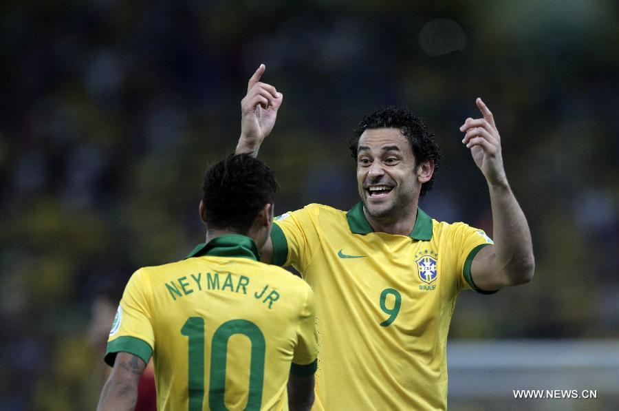 Brazil's Fred (R) celebrates after scoring with his teammate Neymar (L) during the final of the FIFA's Confederations Cup Brazil 2013 match against Spain, held at Maracana Stadium, in Rio de Janeiro, Brazil, on June 30, 2013. (Xinhua/Guillermo Arias)