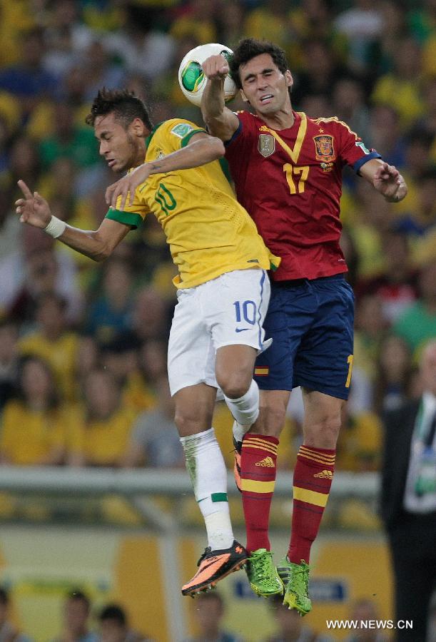 Brazil's Neymar (L) vies for the ball with Alvaro Arbeloa (R) of Spain, during the final of the FIFA's Confederations Cup Brazil 2013 match, held at Maracana Stadium, in Rio de Janeiro, Brazil, on June 30, 2013. (Xinhua/David de la Paz)