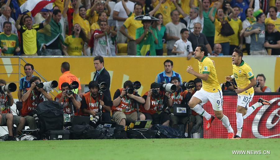 Brazil's Fred (L) celebrates after scoring during the final of the FIFA's Confederations Cup Brazil 2013 match against Spain, held at Maracana Stadium, in Rio de Janeiro, Brazil, on June 30, 2013. (Xinhua/Liao Yujie)