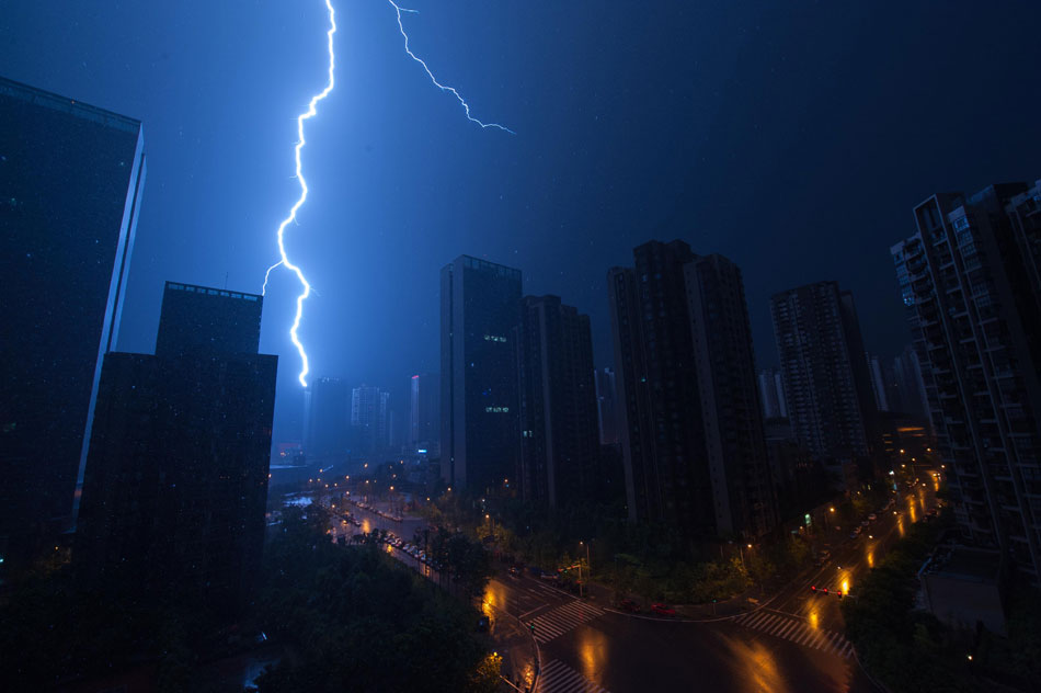 A flash of lightning shots across the sky over Chongqing, southwest China, June 22, 2013. Weather in Chongqing finally turned cool after hot weather lasted for one week. (Photo/Xinhua)