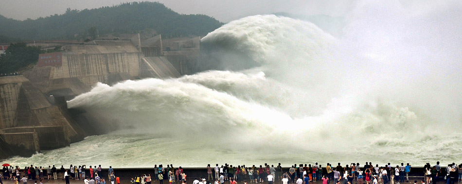 Tourists gather in Xiaolangdi outlet of the Yellow River to watch the giant waterfall plunging on June 22, 2013. (Photo/Wang Song)