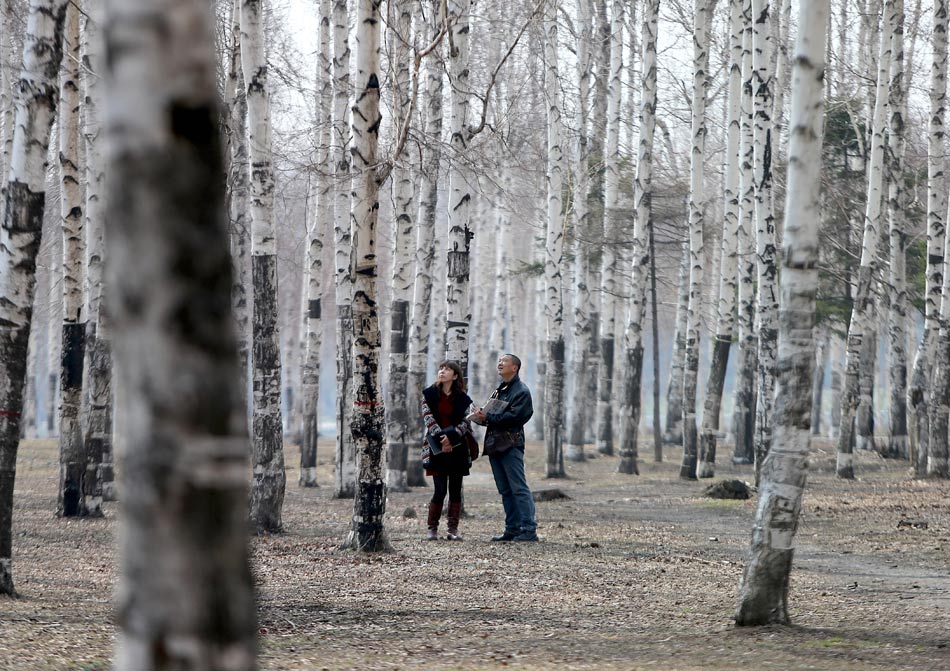 Painter Tai Haoran and Sang Lei in a park in Changchun, northeast China's Jinlin province. They were lovers in university and got married after graduation. Now they are both teachers in art institutions in Changchun. (Xinhua/Zhang Chuanqi)