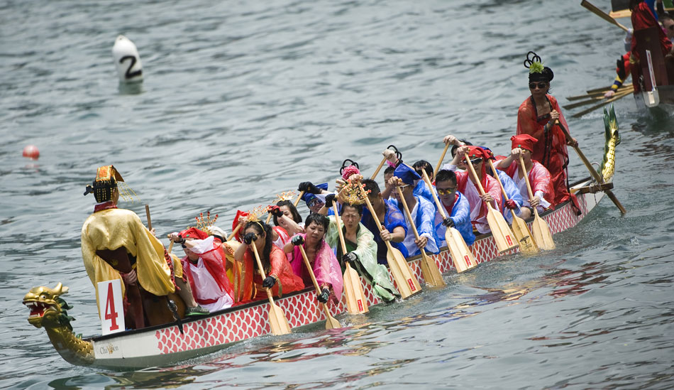 A dragon boat in competition. The 28th International Dragon Boat Competition was held in Hong Kong on June 23, 2013.  About 200 dragon boat teams, more than 5,000 people from 11 countries and regions participated in the competition. (Photo/Lu Xiaowei) 