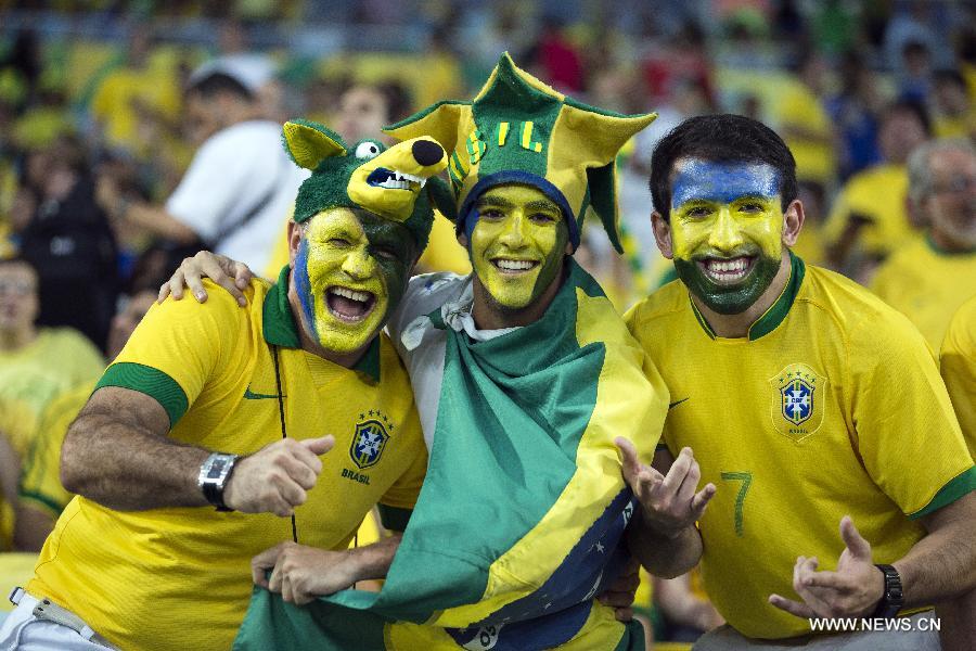 Fans cheer during the closure ceremony of the FIFA's Confederations Cup Brazil 2013 in Rio de Janeiro, Brazil, on June 30, 2013. (Xinhua/Guillermo Arias)