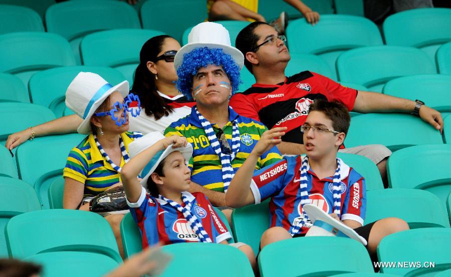 Fans react prior to the FIFA's Confederations Cup Brazil 2013 match for the third place between Uruguay and Italy in Salvador, Brazil, on June 30, 2013. (Xinhua/Nicolas Celaya)