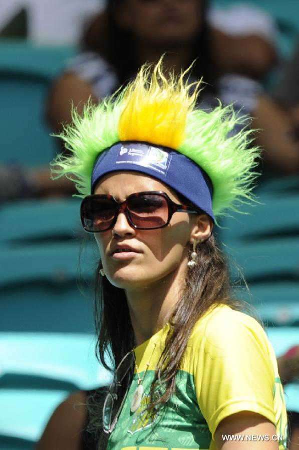 A fan reacts prior to the FIFA's Confederations Cup Brazil 2013 match for the third place between Uruguay and Italy in Salvador, Brazil, on June 30, 2013. (Xinhua/Weng Xinyang)