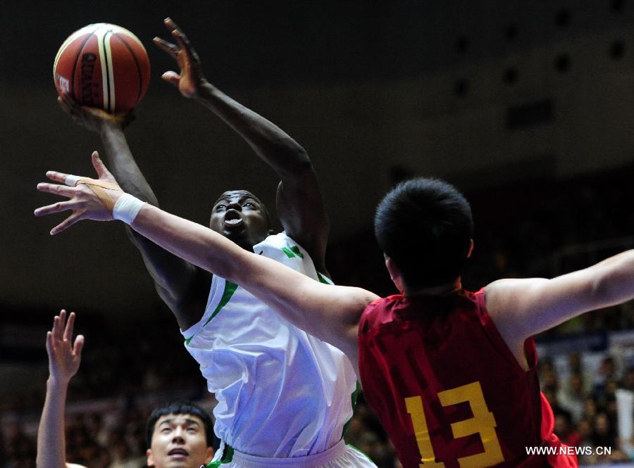 Ayodeji Egbeyemi (C) of Nigeria goes up for a shot during a match against China at the Stankovic Continental Cup 2013 in Lanzhou, northwest China's Gansu Province, June 30, 2013. Nigeria won the match 60-57. (Xinhua/Nie Jianjiang)