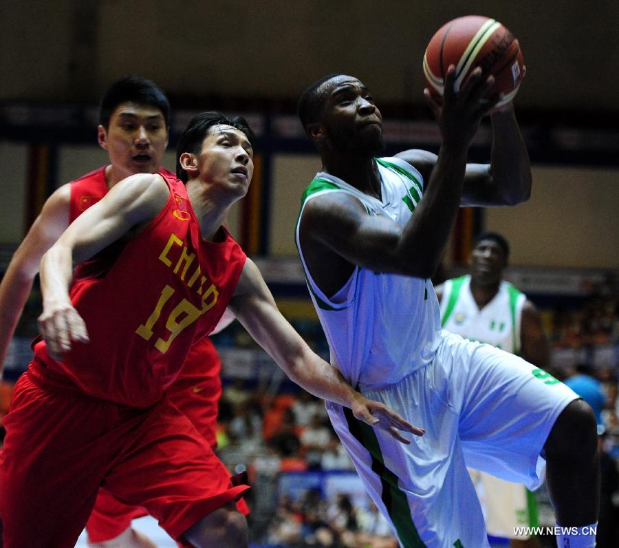 Richard Oruche (R) of Nigeria goes up for a shot during a match against China at the Stankovic Continental Cup 2013 in Lanzhou, northwest China's Gansu Province, June 30, 2013. Nigeria won the match 60-57. (Xinhua/Nie Jianjiang)