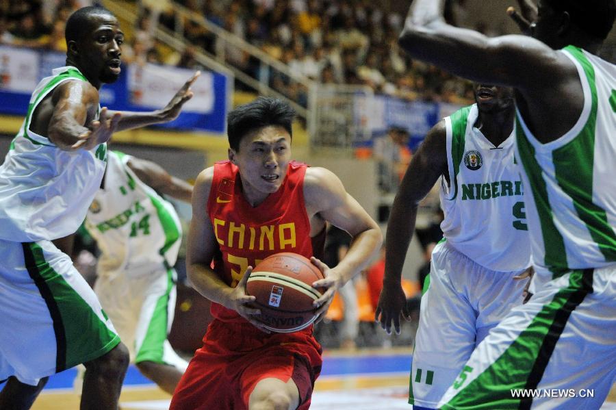 Chang Yasong (C) of China breaks through during a match against Nigeria at the Stankovic Continental Cup 2013 in Lanzhou, northwest China's Gansu Province, June 30, 2013. China lost the match 57-60. (Xinhua/Zhang Meng)