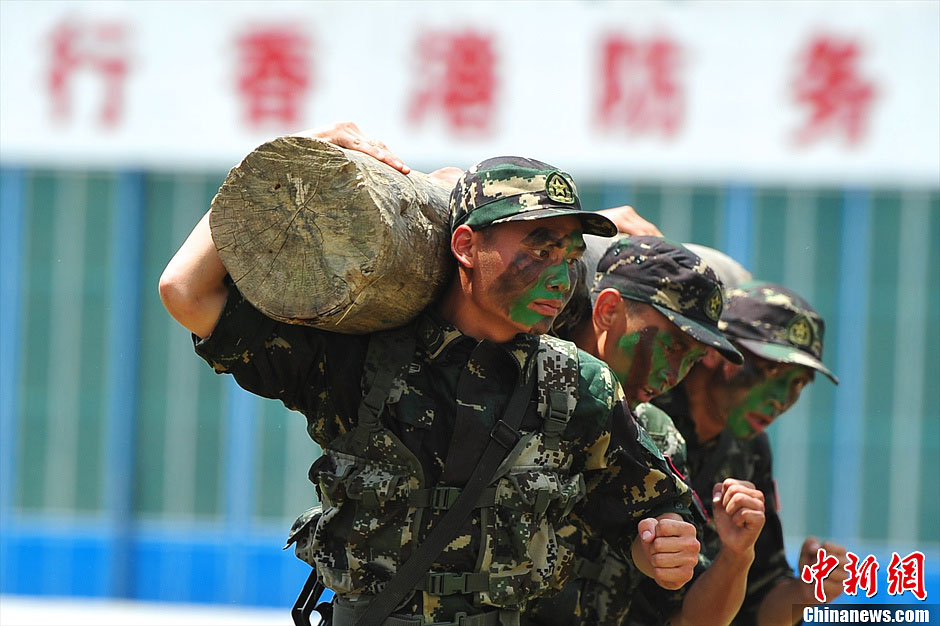 The PLA Hong Kong Garrison opens Shek Kong and Sun Wai Barracks to public on June 30, 2013 to celebrate the 16th anniversary of Hong Kong's return to China. (Chinanews.com/Chen Wen)