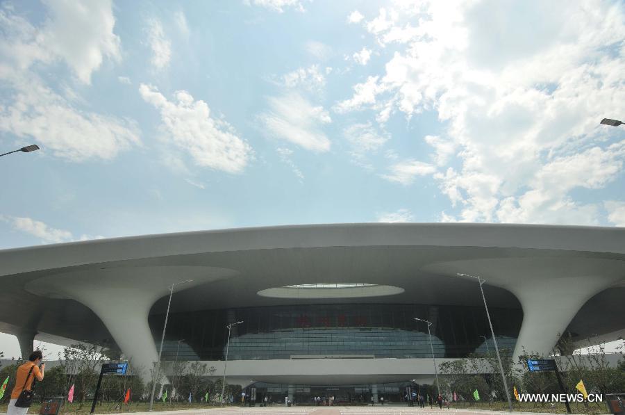 Photo taken on July 1, 2013 shows exterior view of the newly-opened Hangzhou East Station in Hangzhou, capital of east China's Zhejiang Province. With the building area of 1.13 million square meters, the Hangzhou East Station, China's largest railway terminal, officially opened on Monday. (Xinhua/Zhu Yinwei) 