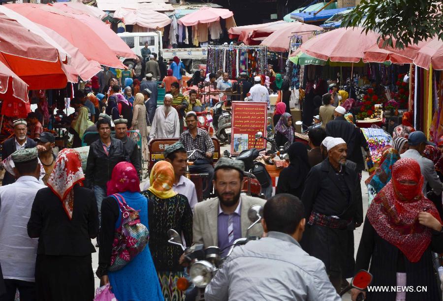 Crowds are seen at the Id Kah Bazaar in the city of Hotan, northwest China's Xinjiang Uygur Autonomous Region, July 1, 2013. (Xinhua/Zhao Ge)