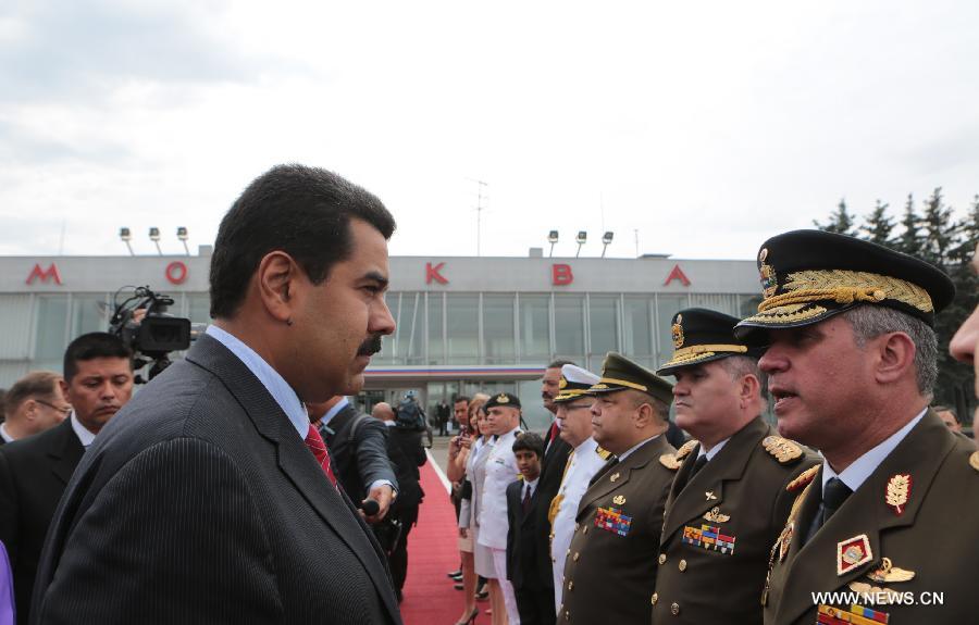 Image provided by Venezuela's Presidency shows Venezuelan President Nicolas Maduro (L) talking with Russian military leaders after arriving in Moscow, Russia, July 1, 2013. Maduro arrived to Moscow on Monday for the 2nd Gas Exporting Countries Forum. (Xinhua/Venezuela's Presidency)