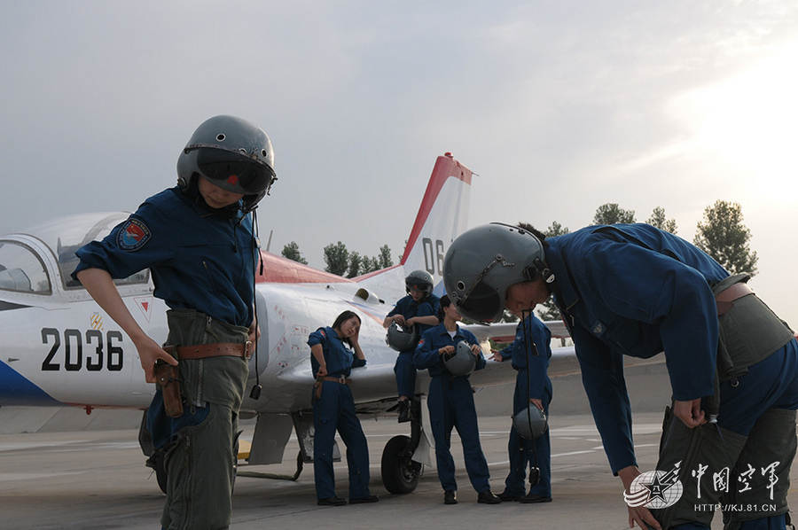 A total of 16 female fighter pilots were granted bachelor degree in military science at a graduation ceremony held at the Shijiazhuang Flight Academy of the Air Force of the Chinese People's Liberation Army (PLAAF) on the morning of June 25, 2013 and become the first group of female fighter pilots with double bachelor degrees. They were granted bachelor degree in engineering in 2012. (KJ.81.cn/Lin Yuan)