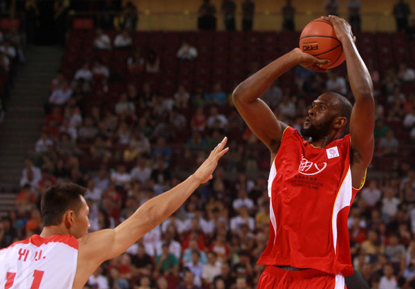 Washington Wizards' Chris Singleton tries to shoot against Chinese national team's Yi Jianlian during a charity basketball match between NBA All-star team and Chinese national team in Beijing, July 1, 2013. (chinadaily.com.cn/Cui Meng)