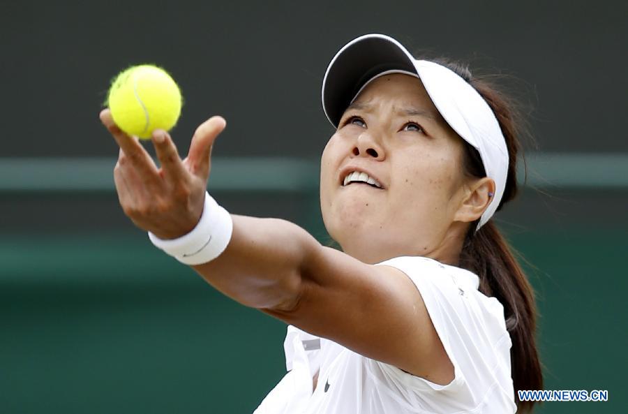 Li Na of China serves during her fourth round women's singles match against Roberta Vinci of Italy on day 7 of the Wimbledon Lawn Tennis Championships at the All England Lawn Tennis and Croquet Club in London, Britain on July 1, 2013. Li Na won 2-0. (Xinhua/Wang Lili)