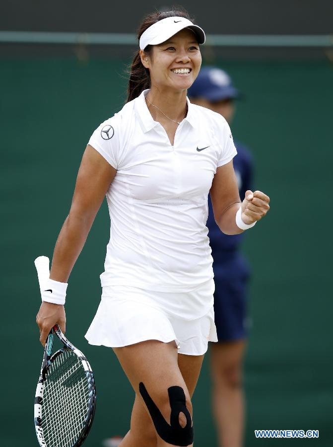 Li Na of China celebrates after her fourth round women's singles match against Roberta Vinci of Italy on day 7 of the Wimbledon Lawn Tennis Championships at the All England Lawn Tennis and Croquet Club in London, Britain on July 1, 2013. Li Na won 2-0. (Xinhua/Wang Lili)