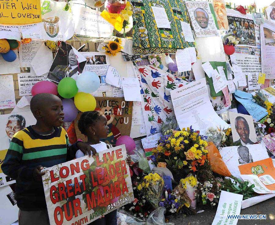 Two kids hold a wishing board outside the hospital where South Africa's anti-apartheid icon Nelson Mandela is treated in Pretoria, South Africa, to pray for Mandela, July 1, 2013. (Xinhua/Li Qihua) 