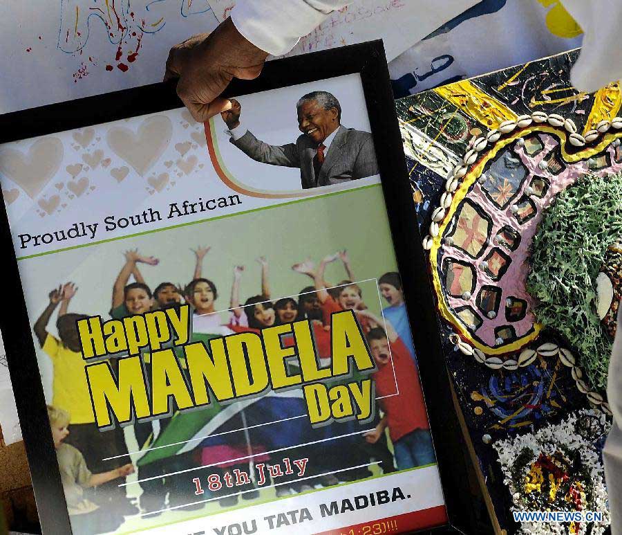 A local resident places a board to celebrate the Mandela Day on July 18 outside the hospital where South Africa's anti-apartheid icon Nelson Mandela is treated in Pretoria, South Africa, to pray for Mandela, July 1, 2013. (Xinhua/Li Qihua) 