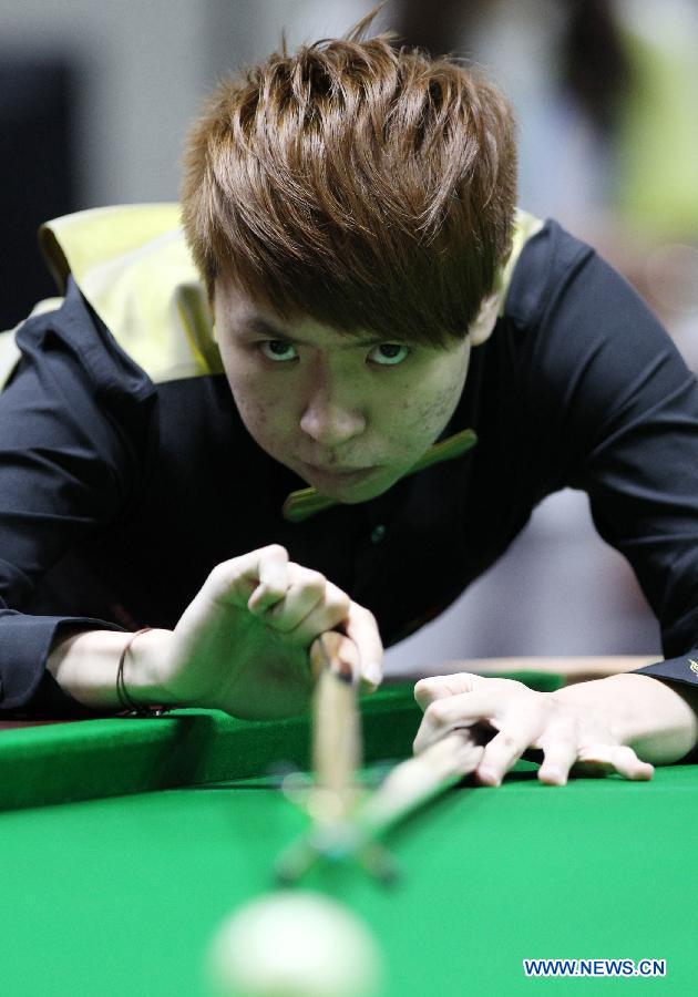 Xiao Guodong of China competes against Lin Shu Hung of Chinese Taipei during the men's snooker singles match at the 4th Asian Indoor and Martial Arts Games (AIMAG) in Incheon, South Korea, July 1, 2013. Xiao Guodong won 5-2. (Xinhua/Park Jin-hee)