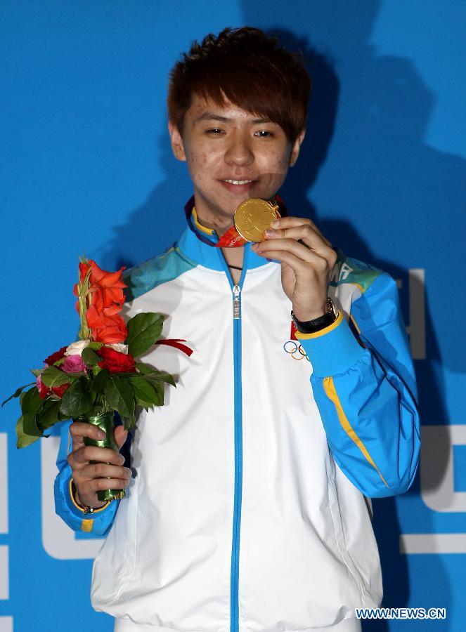 China's Xiao Guodong poses for photos during the awarding ceremony after beating Iran's Sarkhosh Amir during the men's 6-red snooker singles final match at the 4th Asian Indoor and Martial Arts Games (AIMAG) to claim the champion in Incheon, South Korea, July 1, 2013. Xiao Guodong won 5-4. (Xinhua/Park Jin-hee)
