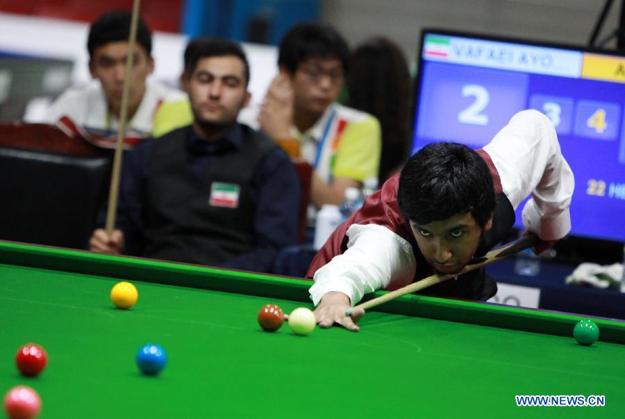 Al Obaidli Ali Nasser of Qatar competes against Vafaei Ayouri Hossein of Iran during the men's snooker singles match at the 4th Asian Indoor and Martial Arts Games (AIMAG) in Incheon, South Korea, July 1, 2013. Al Obaidli Ali Nasser won 5-3. (Xinhua/Park Jin-hee)