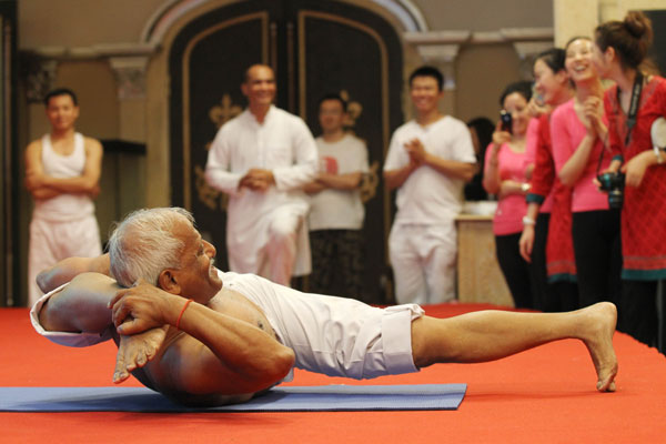 Bal Mukund Singh, 62, a yoga master from India, shows a pose in Beijing on Saturday. The 2013 China-India Yoga Week started on Saturday, attracting a number of Chinese yoga lovers. (China Daily/Zhu Xingxin)