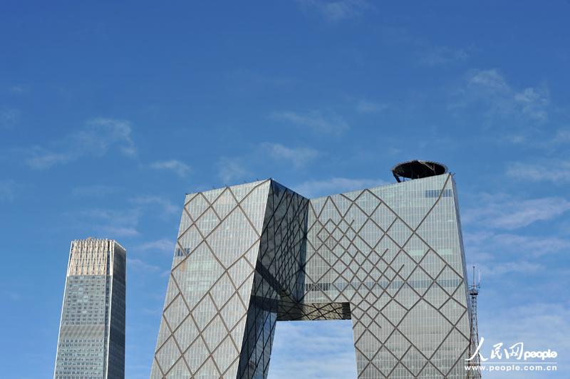 The sky turns blue again after a heavy rain on Monday night cleaned off the filthy air that had choked Beijingers since last Friday. (People’s Daily Online/Weng Qiyu)
