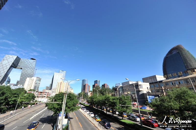 The sky turns blue again after a heavy rain on Monday night cleaned off the filthy air that had choked Beijingers since last Friday. (People’s Daily Online/Weng Qiyu)