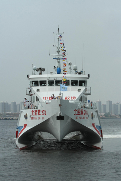 China's new fast rescue vessel Bei Hai Jiu 203 sails on the waters off Yantai,Shandong province, on July 1, 2013. (Photo/Xinhua)