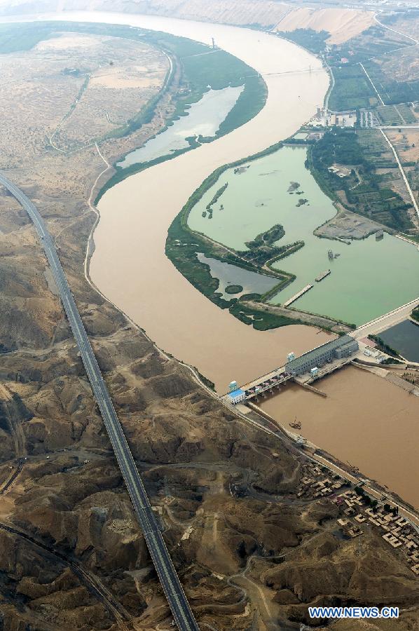 The Yellow River flows in Zhongwei, a city in northwest China's Ningxia Hui Autonomous Region, June 29, 2013. The Yellow River, China's second longest which stretches for nearly 100 kilometers in Zhongwei, runs mainly in the Heishan Gorge. (Xinhua/Wang Peng)