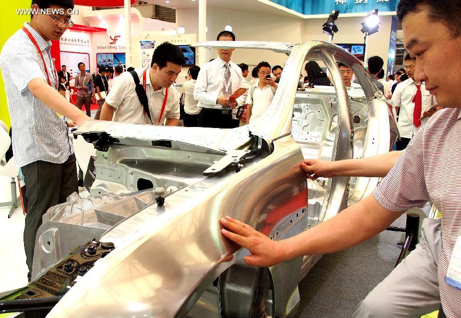 People visit the 9th China international aluminium fair in Shanghai, east China, July 2, 2013. The fair, with the participation of 450 exhibitors from more than 30 countries and regions, opened here Tuesday. (Xinhua/Chen Fei)