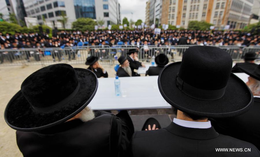Representatives from the Orthodox Jewish communities of Austria, Belgium, Britain, France and other European countries take part in a rally outside the European Union headquarters in Brussels, capital of Belgium, July 1, 2013. Hundreds of Orthodox Jews on Monday took part in the rally to protest against a new Israeli draft legislation which requires the men from the Orthodox community in Israel to join the army at the age of 18. The protestors appealed to the EU to put pressure on Israel to change the legislation plan. (Xinhua/Zhou Lei) 