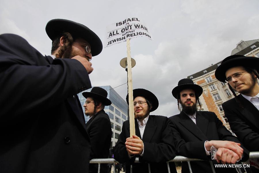 Representatives from the Orthodox Jewish communities of Austria, Belgium, Britain, France and other European countries take part in a rally outside the European Union headquarters in Brussels, capital of Belgium, July 1, 2013. Hundreds of Orthodox Jews on Monday took part in the rally to protest against a new Israeli draft legislation which requires the men from the Orthodox community in Israel to join the army at the age of 18. The protestors appealed to the EU to put pressure on Israel to change the legislation plan. (Xinhua/Zhou Lei) 