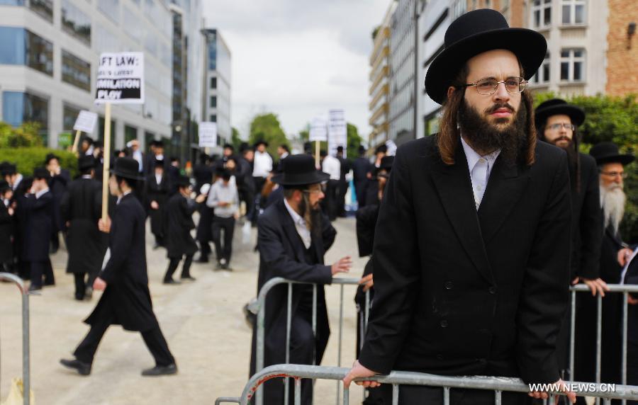 Representatives from the Orthodox Jewish communities of Austria, Belgium, Britain, France and other European countries take part in a rally outside the European Union headquarters in Brussels, capital of Belgium, July 1, 2013. Hundreds of Orthodox Jews on Monday took part in the rally to protest against a new Israeli draft legislation which requires the men from the Orthodox community in Israel to join the army at the age of 18. The protestors appealed to the EU to put pressure on Israel to change the legislation plan. (Xinhua/Zhou Lei) 