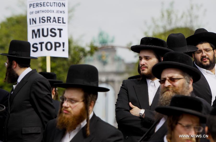 Representatives from the Orthodox Jewish communities of Austria, Belgium, Britain, France and other European countries take part in a rally outside the European Union headquarters in Brussels, capital of Belgium, July 1, 2013. Hundreds of Orthodox Jews on Monday took part in the rally to protest against a new Israeli draft legislation which requires the men from the Orthodox community in Israel to join the army at the age of 18. The protestors appealed to the EU to put pressure on Israel to change the legislation plan. (Xinhua/Zhou Lei) 