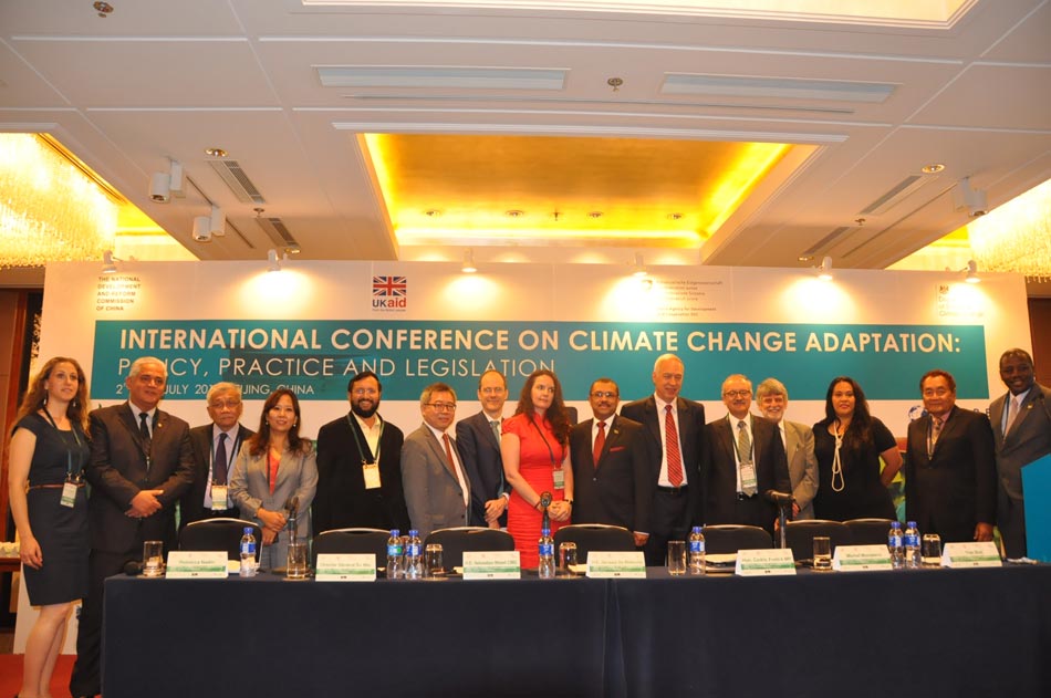Honored guests pose for photos at the conference. International conference on climate change adaption kicked off in Beijing today. (People's Daily Online/ Wang Xin )
