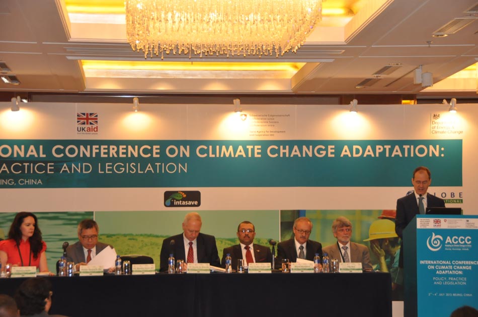 Sebastian Wood (R1), British Ambassador to China, gives opening remarks on the international conference on climate change adaption which was held in Beijing today.   (People's Daily Online/ Wang Xin )