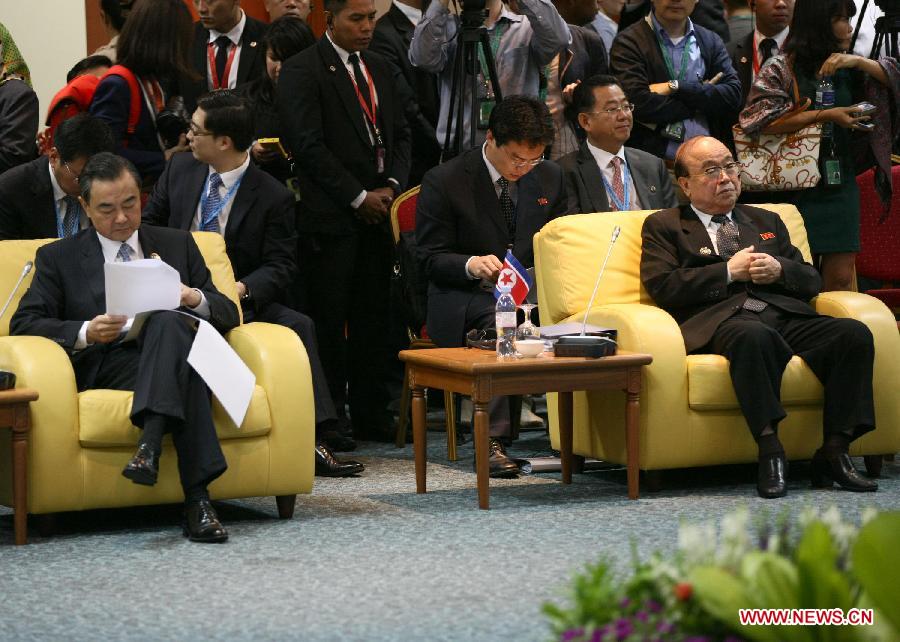 Chinese Foreign Minister Wang Yi (L front) and Foreign Minister of the Democratic People's Republic of Korea Pak Ui Chun (R front) attend the ASEAN Regional Forum (ARF) in Bandar Seri Begawan, Brunei, July 2, 2013. The ASEAN Regional Forum (ARF) kicked off here on Tuesday.(Xinhua/Jin Yi) 