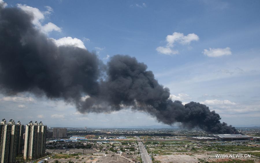 Heavy smoke billows from a warehouse near the Changsha South Railway Station in Changsha, capital of central China's Hunan Province, July 2, 2013. A fire engulfed the warehouse Sunday without injuring anyone. Local fire department took more than two hours to douse the fire. (Xinhua/Zeng Xiangping)