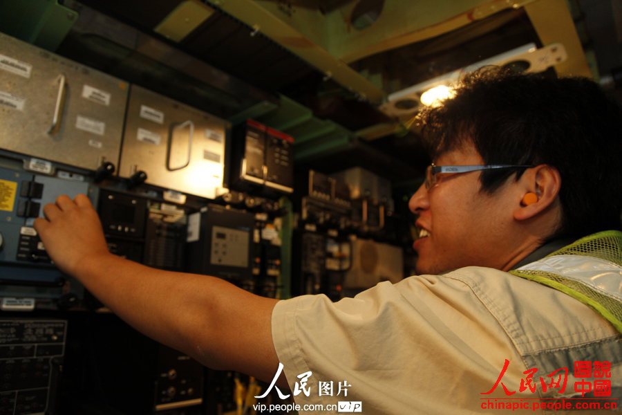 Wang Jin and his colleagues check the circuit board. (Photo:Wang Yu/vip.people.com.cn)