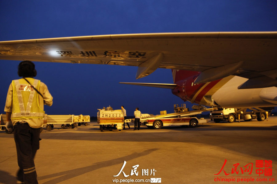 Wang Jin goes around the plane for final check. (Photo:Wang Yu/vip.people.com.cn)