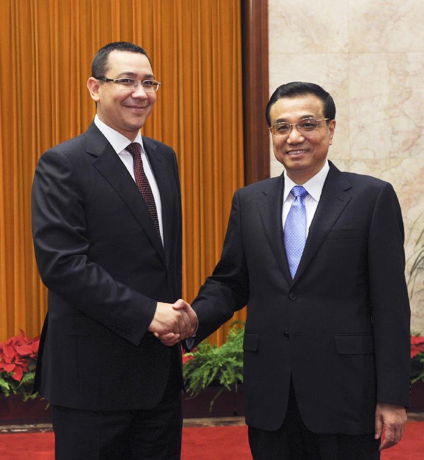 Chinese Premier Li Keqiang (R) meets with Romanian Prime Minister Victor Ponta in Beijing, capital of China, July 2, 2013. Ponta is visiting China to attend a conference for leaders from China and central and east European countries that will be held in southwest China's Chongqing Municipality from July 2 to 4. (Xinhua/Rao Aimin)
